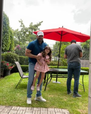 Alejandro Nones Instagram - El juego se trata de poner el timer de la cámara, salir corriendo y pierde el que sale en la foto 🤪☺️☺️. Las niñas felices no pararon de reír y de hacer trampa. La mejor foto es la última. La canción fue la que ellas escogieron
