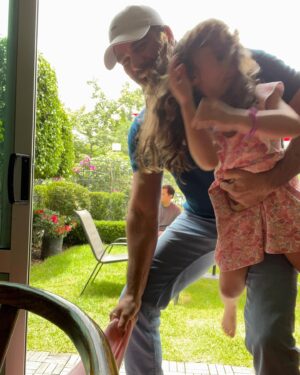 Alejandro Nones Instagram - El juego se trata de poner el timer de la cámara, salir corriendo y pierde el que sale en la foto 🤪☺️☺️. Las niñas felices no pararon de reír y de hacer trampa. La mejor foto es la última. La canción fue la que ellas escogieron