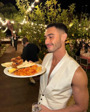 Alejandro Speitzer Instagram - La dolce vita  @dolcegabbana 🌹
Que semana más linda 🖤