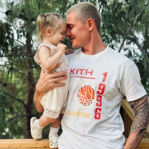 Aleksandr Malinovskiy Instagram - Итак, 40 лет … 🎂 #9Июля
⠀
Я заранее решил, что они начнутся с телефонного детокса!
⠀
Мне хотелось побыть с самим собой, со своей головой и своими мыслями.
⠀
У меня есть моя Вера, а еще я очень ТЕБЯ люблю🦊❤️
