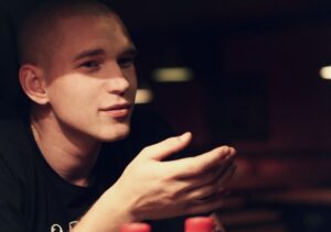 Aleksandr Timartsev Instagram - Когда-то, очень давно, мы снимали клип. Я безумно рад, что он не вышел.