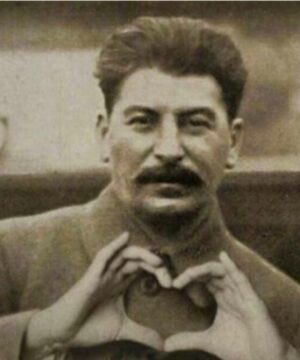 Aleksandr Tsypkin Instagram - Несколько слов о диктатуре.

Как я уже говорил, регулярно приходится сталкиваться с мнением наших зарубежных соотечественников, (ну, из тех, кому очень сильно есть дело до того, что у нас происходит) относительно тирании в нашем государстве. 

Смотрел я на разгул точек зрения по поводу ситуации в Курской области: кого из признанных властью отечественных экспертов ни посмотришь/почитаешь, сплошные обвинения командования в том, как всё было неправильно, как всё провалилось и так далее, с очень жёсткими, если не жестокими требованиями призвать к ответу. 

Плюрализм мнений колоссальный. Все в прямом эфире. 

Что-то я не припомню, чтобы в диктатурах это было допустимо. Вы себе можете представить, чтобы в позднем, достаточно вегетарианском, Советском Союзе,  относительно войны в Афганистане кто-то из утвержденных государством журналистов высказывал мнение по поводу ошибок нашего командования? Поехал бы в дурдом принудительно. А уж во время Великой Отечественной войны такое представить вообще невозможно, сразу бы расстреляли. «Неправильно ты дядя Федор, тьфу Сталин, бутерброд ешь, в смысле войну ведешь» 

Какая-то странная у нас получается диктатура, не находите? 

Более того, уверен, именно возможность открытой критики повлияла на ситуацию с мобилизацией, столько проблем вскрылось. 

Конечно, в истории с Курском в первые дни доходило до парадоксального, в отечественных интернетах царили настроение «все пропало», и если хотел успокоиться, то нужно было читать американскую прессу, в которой писали, что все это украинская авантюра не имеющая шансов на успех. 

Понятно что хайпование на неудачах и проблемах тоже перегиб, но в целом возможность открытой критики безусловно полезна государству как иммунная система.