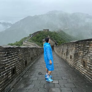 Aleksandr Zhuravlyov Instagram - Я в Китае! 🙂
Позже подробно распишу про страну. А пока про Великую Китайскую стену, которую посетил вчера)
⠀
Добираться из Пекина около 2 часов. Тур с трансфером из центра города и проходом на стену обошелся в 40$.
⠀
Классное место. Одно из самых впечатляющих, что я видел в жизни. Современные участки стены построены в 14-17 веках.
⠀
Великая Китайская стена стала и защитой и гордостью Империи и чуть ее не погубила, потому что династия Мин выдедяла слишком много денег на ее строительство. И я не очень понимаю как в горах, безо всяких фуникулеров и вообще машин сюда доставили столько камней и кирпичей и все это сложили в стену длинной в 9000 км, да еще с огромным количеством смотровых башен, которые сами по себе являются отдельными строениями.
⠀
Стена в довольно хорошем состоянии, есть места, где кирпичи разломаны, есть где уже заменены, но видно, что за стеной следят, оперативно реставрируют.
⠀
И меня очень порадовало, что на самой стене можно делать что угодно, где угодно ходить и что угодно трогать. Понятно, что это памятник архитектуры, но он тоже ведь живет тогда, когда нужен людям, когда к нему можно подойти вплотную, когда можно его почувствовать и ощутить. #китай #великаякитайскаястена