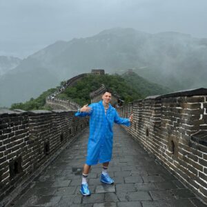 Aleksandr Zhuravlyov Instagram - Я в Китае! 🙂
Позже подробно распишу про страну. А пока про Великую Китайскую стену, которую посетил вчера)
⠀
Добираться из Пекина около 2 часов. Тур с трансфером из центра города и проходом на стену обошелся в 40$.
⠀
Классное место. Одно из самых впечатляющих, что я видел в жизни. Современные участки стены построены в 14-17 веках.
⠀
Великая Китайская стена стала и защитой и гордостью Империи и чуть ее не погубила, потому что династия Мин выдедяла слишком много денег на ее строительство. И я не очень понимаю как в горах, безо всяких фуникулеров и вообще машин сюда доставили столько камней и кирпичей и все это сложили в стену длинной в 9000 км, да еще с огромным количеством смотровых башен, которые сами по себе являются отдельными строениями.
⠀
Стена в довольно хорошем состоянии, есть места, где кирпичи разломаны, есть где уже заменены, но видно, что за стеной следят, оперативно реставрируют.
⠀
И меня очень порадовало, что на самой стене можно делать что угодно, где угодно ходить и что угодно трогать. Понятно, что это памятник архитектуры, но он тоже ведь живет тогда, когда нужен людям, когда к нему можно подойти вплотную, когда можно его почувствовать и ощутить. #китай #великаякитайскаястена
