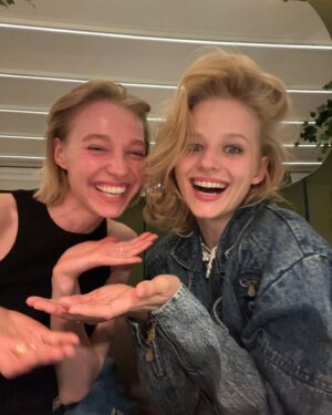 Aleksandra Bortich Instagram - Моя дорогая скорлупка. 
Ровно 11 лет назад это случилось с нами) и, надеюсь, не закончится никогда. Пока рылась в архивах разревелась ЖЁСТКО. От любви и от осознания этого количества совместных лет. не верю)
Вот знаешь, когда нас тогда первый раз познакомили - я была такоооой идиоткой, а ты совсем другая, якобы спокойная (мы знаем, что это не так), и вот иногда потом казалось, что столько времени прошло, мы изменились, но на самом деле я все чаще ловлю себя на мысли - что вообще не изменились! Может только хуже стало))🤡
Я всегда говорю, что «Как меня зовут» любимый фильм из всех моих работ. И это правда. И это навсегда, потому что он самый особенный, самый первый и самый родной. Я никогда не устану благодарить Нигину, маленького продюсера и всех всех за то что это случилось тогда с нами. 
Но как же я благодарна этому фильму за тебя, Марина Васильева!!! Моя самая любимая актриса! Вот парадокс - мечтаю всегда сниматься с тобой вместе, но одновременно с этим не хочу, потому что стремно с такой талантливой артисткой рядом стоять в кадре, чувствовать себя лохиней)
Я люблю тебя очень сильной любовью, Марина. Спасибо, что ты есть. Ты удивительный человек, самый настоящий алмаз) мне повезло быть твоей подружкой, спасибо тебе за это! 
Моя нудота, моя скорлупка!
Я тебя люблю, жаль нельзя сказать короче❤️