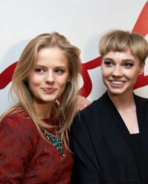 Aleksandra Bortich Instagram - Моя дорогая скорлупка. 
Ровно 11 лет назад это случилось с нами) и, надеюсь, не закончится никогда. Пока рылась в архивах разревелась ЖЁСТКО. От любви и от осознания этого количества совместных лет. не верю)
Вот знаешь, когда нас тогда первый раз познакомили - я была такоооой идиоткой, а ты совсем другая, якобы спокойная (мы знаем, что это не так), и вот иногда потом казалось, что столько времени прошло, мы изменились, но на самом деле я все чаще ловлю себя на мысли - что вообще не изменились! Может только хуже стало))🤡
Я всегда говорю, что «Как меня зовут» любимый фильм из всех моих работ. И это правда. И это навсегда, потому что он самый особенный, самый первый и самый родной. Я никогда не устану благодарить Нигину, маленького продюсера и всех всех за то что это случилось тогда с нами. 
Но как же я благодарна этому фильму за тебя, Марина Васильева!!! Моя самая любимая актриса! Вот парадокс - мечтаю всегда сниматься с тобой вместе, но одновременно с этим не хочу, потому что стремно с такой талантливой артисткой рядом стоять в кадре, чувствовать себя лохиней)
Я люблю тебя очень сильной любовью, Марина. Спасибо, что ты есть. Ты удивительный человек, самый настоящий алмаз) мне повезло быть твоей подружкой, спасибо тебе за это! 
Моя нудота, моя скорлупка!
Я тебя люблю, жаль нельзя сказать короче❤️