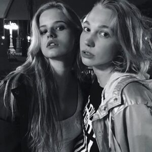 Aleksandra Bortich Instagram - Моя дорогая скорлупка. 
Ровно 11 лет назад это случилось с нами) и, надеюсь, не закончится никогда. Пока рылась в архивах разревелась ЖЁСТКО. От любви и от осознания этого количества совместных лет. не верю)
Вот знаешь, когда нас тогда первый раз познакомили - я была такоооой идиоткой, а ты совсем другая, якобы спокойная (мы знаем, что это не так), и вот иногда потом казалось, что столько времени прошло, мы изменились, но на самом деле я все чаще ловлю себя на мысли - что вообще не изменились! Может только хуже стало))🤡
Я всегда говорю, что «Как меня зовут» любимый фильм из всех моих работ. И это правда. И это навсегда, потому что он самый особенный, самый первый и самый родной. Я никогда не устану благодарить Нигину, маленького продюсера и всех всех за то что это случилось тогда с нами. 
Но как же я благодарна этому фильму за тебя, Марина Васильева!!! Моя самая любимая актриса! Вот парадокс - мечтаю всегда сниматься с тобой вместе, но одновременно с этим не хочу, потому что стремно с такой талантливой артисткой рядом стоять в кадре, чувствовать себя лохиней)
Я люблю тебя очень сильной любовью, Марина. Спасибо, что ты есть. Ты удивительный человек, самый настоящий алмаз) мне повезло быть твоей подружкой, спасибо тебе за это! 
Моя нудота, моя скорлупка!
Я тебя люблю, жаль нельзя сказать короче❤️