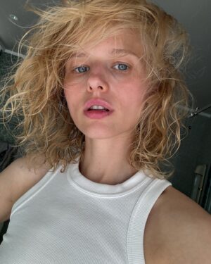 Aleksandra Bortich Instagram - каникулы заканчиваются. завтра домой 🦕