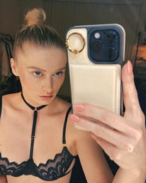 Alena Savostikova Instagram - ᴛʜɪꜱ ᴏᴜᴛꜰɪᴛ ᴄᴀᴍᴇ ᴡɪᴛʜ ᴀ ʙʟᴀᴢᴇʀ ᴠᴇꜱᴛ ʙᴜᴛ ɪ ᴛʜᴏᴜɢʜᴛ… ᴛʜᴇ ʜᴇʟʟ ᴡɪᴛʜ ɪᴛ 🤷🏼‍♀️💅 #nocturnal_visionaries