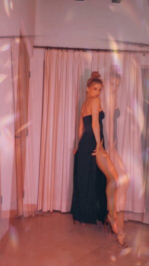 Alena Savostikova Instagram - ᴛᴇʟʟ ᴍᴇ ʏᴏᴜ’ʀᴇ ɢᴏɪɴɢ ᴛᴏ ‘ʟᴀ ʙᴏᴛɪᴄᴀ’ ᴡɪᴛʜᴏᴜᴛ ᴛᴇʟʟɪɴɢ ᴍᴇ ʏᴏᴜ’ʀᴇ ɢᴏɪɴɢ ᴛᴏ ‘ʟᴀ ʙᴏᴛɪᴄᴀ’...
ᴏɴ ᴛʜᴇ ᴡᴀʏ ᴛᴏ @laboticaspeakeasy ɢᴜʏꜱ... 
ʟᴇᴛ’ꜱ ɢᴇᴛ ᴏᴜʀ 💃🏼 ᴏɴ 🎶🇲🇽