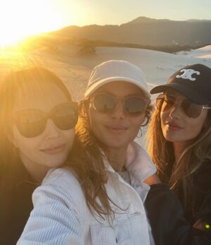 Alessandra Ambrosio Instagram - From sunset to the moonrise… ☀️🌕💖 
#magicisland
