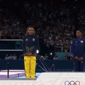 Alessandra Ambrosio Instagram - Mais um dia de muito orgulho em Paris! 🇧🇷✨
Parabéns @rebecarandrade e @caiobonfims pelas medalhas mais que merecidas! 🥈
E parabéns também às meninas do vôlei de praia, de quadra e a nossa classificação no tênis de mesa. Rumo ao pódio! 💚💛