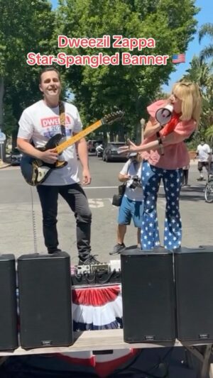 Alessandra Torresani Instagram - Dweezil Zappa 🇺🇸 performs Star-Spangled Banner on my street!