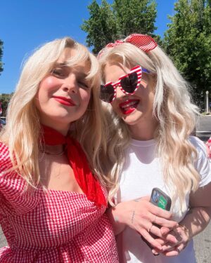Alessandra Torresani Instagram - Ice Cream Truck, Wonder the Cow, Giant Dogs and Dweezil Zappa…the Most Epic 2nd Annual 4th of July Neighborhood Parade 🇺🇸 Couldn’t of done it without my mom team  @kristen_dees @danikid 🇺🇸 Thank you @kevindees for sponsoring our little block party, @littlehorseontheprairie for bringing so many smiles and @dweezilzappa for bringing rock n roll to the 4th! 🇺🇸
