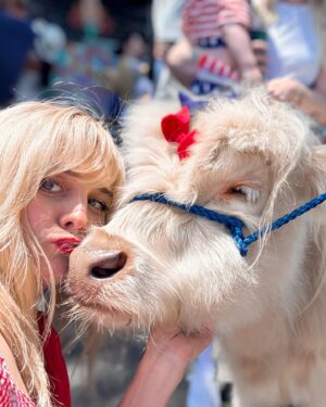 Alessandra Torresani Instagram - Ice Cream Truck, Wonder the Cow, Giant Dogs and Dweezil Zappa…the Most Epic 2nd Annual 4th of July Neighborhood Parade 🇺🇸 Couldn’t of done it without my mom team  @kristen_dees @danikid 🇺🇸 Thank you @kevindees for sponsoring our little block party, @littlehorseontheprairie for bringing so many smiles and @dweezilzappa for bringing rock n roll to the 4th! 🇺🇸