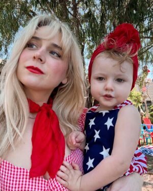 Alessandra Torresani Instagram - Ice Cream Truck, Wonder the Cow, Giant Dogs and Dweezil Zappa…the Most Epic 2nd Annual 4th of July Neighborhood Parade 🇺🇸 Couldn’t of done it without my mom team  @kristen_dees @danikid 🇺🇸 Thank you @kevindees for sponsoring our little block party, @littlehorseontheprairie for bringing so many smiles and @dweezilzappa for bringing rock n roll to the 4th! 🇺🇸