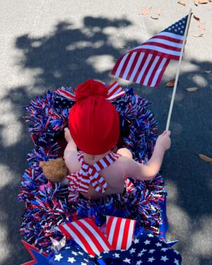 Alessandra Torresani Instagram - Ice Cream Truck, Wonder the Cow, Giant Dogs and Dweezil Zappa…the Most Epic 2nd Annual 4th of July Neighborhood Parade 🇺🇸 Couldn’t of done it without my mom team  @kristen_dees @danikid 🇺🇸 Thank you @kevindees for sponsoring our little block party, @littlehorseontheprairie for bringing so many smiles and @dweezilzappa for bringing rock n roll to the 4th! 🇺🇸