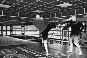 Alessio Di Chirico Instagram - Ogni tanto mi vengono alla mente i primi momenti della mia vita da atleta, incertezza sul futuro, paura di non essere all’altezza, problemi economici …. Tutto questo però si faceva minuscolo di fronte all’idea di tirarmi indietro. Solo ad immaginarmi di nuovo dentro quell oblio di negligenza e vergogna mi veniva il voltastomaco.
Qualsiasi cosa si metteva contro quello che era il mio percorso lo cancellavo dalla mia vita: lavoro, donne, amici, avversari… non mi serviva niente finchè avevo con me la mia vocazione.
Bei tempi.
