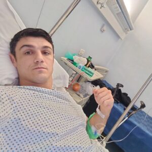 Alessio Di Chirico Instagram - Chi mi ha visto con le stampelle per strada già lo sapeva da una settimana, per tutti gli altri eccoci qua: ieri ho subito un intervento chirurgico al ginocchio e purtroppo, oltre al menisco, é stato necessario ricostruire anche il legamento crociato.
Ringrazio il doc Paolo Colletti che mi ha operato e si è preso cura di me e l'UFC per il supporto.
Ora 15 giorni di attesa e poi si comincia la riabilitazione con Danilo Stanzione. 
Tornerò presto.

"Non chiedere alla vita di essere più facile, chiedile che ne valga la pena " cit by "Jim Rohn"