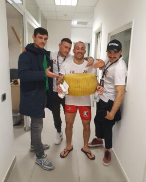Alessio Di Chirico Instagram - Ho iniziato la mia carriera di allenatore con te, che sei sicuramente l’atleta più capoccione che mi poteva capitare, e senza ombra di dubbio sarà l’imprinting giusto per mettere alla prova la mia pazienza…
Però di una cosa sono sicuro, che alla fine dei giochi ne sarà valsa la pena!

Ps
Per info riguardo la tecnica del grana padano durante il taglio del peso chiedere al dottor @dr.robertoscrigna .