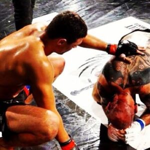 Alessio Di Chirico Instagram - Vi dico la mia visto che mi scrivete in molti per commentare quello che è successo a Roma tra Conor e Facchinetti. Al momento abbiamo solo la versione di Francesco sulla quale, a scanso di equivoci, non ho motivo di dubitare in nessun modo ma di sicuro la polizia farà chiarezza dopo la denuncia. Aspettiamo anche quella di Conor, se mai dovesse arrivare. Quello che mi fa incazzare è che di nuovo tutte le persone che arrivano per caso a leggere MMA lo fanno a causa di un episodio che con le MMA non ha nulla a che vedere, se non il fatto non trascurabile che Conor sia il più famoso fighter vivente. Questo non deve oscurare la verità, anche se capisco che sia difficile: noi passiamo la vita in palestra ad allenarci, esistono gli stronzi nel nostro mondo esattamente come esistono in ogni altro mondo, nello spettacolo, nel lavoro in banca, nel cinema o nelle assicurazioni. I nostri sacrifici sono identici a quelli che fa ognuno di voi nel proprio lavoro. Noi abbiamo l’aggravante di finire costantemente nell’occhio del ciclone a causa di gente spostata, violenta, a volte criminale, che rovina tutto. Vi invito a riflettere su una cosa: quando viene arrestato un calciatore (recenti casi di pedofilia e violenza sessuale in Premier League) o un cittadino comune non si pensa mai a colpevolizzare tutti i calciatori o tutti i cittadini che fanno lo stesso lavoro dell’ arrestato. Noi siamo sempre accomunati come categoria di violenti, spostati, picchiatori e non è giusto. Ho due figli, persone che lavorano insieme a me, un manager che fatica ad aggiungere uno zero in più ai nostri contratti per lavori con brand identici a quelli che chiude con altre persone che segue e succede anche a causa di queste tempeste mediatiche. Siamo in tanti in questa condizione e approfitto per ringraziare Francesco per aver specificato nel suo discorso che il mondo degli atleti e delle MMA non va accomunato con il gesto di Conor. Io combatto perché è la cosa che amo di più e mi riesce meglio, odio la violenza quando non è sport, odio i bulli, odio l’aggressività non controllata esattamente come voi e sono sicuro che la larghissima maggioranza dei miei colleghi la pensi come me.
