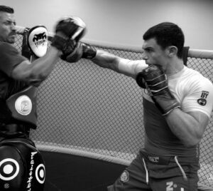 Alessio Di Chirico Instagram - Chi lo conosce bene lo chiama IL Pugilato, con l'articolo, per tutti gli altri è semplicemente boxe

#ufc #mma #fight #training #lasvegas #top15 #erpugilato #ilpugilato