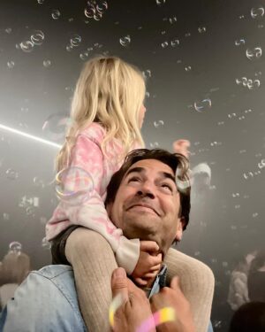 Álex Adróver Instagram - Madrid y sus planazos para hacer en familia @balloon_museum @productoresdesonrisas