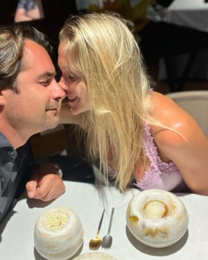 Álex Adróver Instagram - Felices 35 mi vida 🎂🎂🎂 seguimos soñando alto, llegando a sitios que ni imaginábamos hace 5 años. Qué importantes son los 35 y cuánto traen 👏🏻👏🏻👏🏻❤️❤️❤️