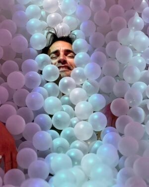 Álex Adróver Instagram - Madrid y sus planazos para hacer en familia @balloon_museum @productoresdesonrisas