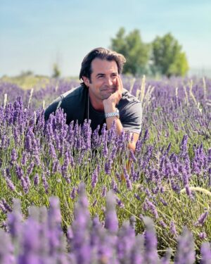 Álex Adróver Instagram - Sueño cumplido, y no ha hecho falta volar a la Toscana. Si es que España es mucha España. Llevo años obsesionando con la lavanda, allá donde vamos nunca falta una plantita de lavanda, pero lo de hoy ha sido inolvidable, campos y campos de lavanda con el aroma más bestia.