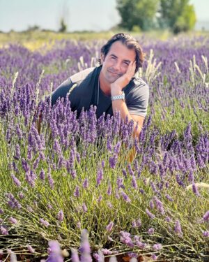 Álex Adróver Instagram - Sueño cumplido, y no ha hecho falta volar a la Toscana. Si es que España es mucha España. Llevo años obsesionando con la lavanda, allá donde vamos nunca falta una plantita de lavanda, pero lo de hoy ha sido inolvidable, campos y campos de lavanda con el aroma más bestia.