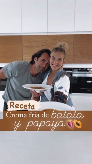 Álex Adróver Instagram - 🧑🏼‍🍳👨🏻‍🍳 Tienes que probarlo!! 

RECETA CREMA FRÍA DE BATATA Y PAPAYA 

🧾 INGREDIENTES (para 2,5 litros) 

600g batatas 🍠 
600g papaya 
200g pan de nueces
3 aceite de oliva virgen extra
0.5 dI aceite de nuez
1,5 dI vinagre de Jerez
6 dI de agua
Sal, pimienta

🥣 ELABORACIÓN

- Asar las batatas, pelarlas y cortarlas en dados.
- Pelar la papaya, retirar las pepitas y trocearla.
- Macerar todo menos el agua durante 12 horas en un recipiente hermético (opcional, os quedará más rico) 
- Introducir en el vaso del robot, los ingredientes sólidos de la macerados o sin macerar. 
- Triturar y emulsionar con el líquido de la maceración si lo tiene 
- Añadir aceite, vinagre, sal y pimienta 
- Diluir con el agua y colar.

¡Buen finde! Probadlo y me contáis! Está súper rica!! 

#Recetas #Receta