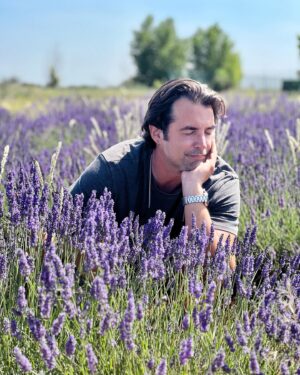 Álex Adróver Instagram - Sueño cumplido, y no ha hecho falta volar a la Toscana. Si es que España es mucha España. Llevo años obsesionando con la lavanda, allá donde vamos nunca falta una plantita de lavanda, pero lo de hoy ha sido inolvidable, campos y campos de lavanda con el aroma más bestia.