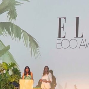 Álex Adróver Instagram - 🌍 El mar es tan protagonista en nuestras vidas que hasta la pedida de mano fue bajo el mar a 18m de profundidad 🌊 (➡️ en la última foto lo podéis ver)

👏🏻 Ayer, @elle_spain celebró por 2°año
los #ELLEecoAwards un encuentro súper inspirador, donde pudimos ver el vaso medio lleno por el futuro de nuestra madre tierra y donde se alzó la voz de la ECOesperanza que nace de  las ganas de contribuir desde las acciones 🔊♻️💪🏻

🙏🏻 GRACIAS @benedettaelle y todo el equipo de ELLE, por estos premios hechos con tanto mimo, respeto y compromiso y GRACIAS a tod@s los premiad@s por ser esos “rebeldes con causa” que siguen cultivando pasito a pasito la semilla del cambio 🌍 
🌱👣👏🏻

👗 @pronovias @verawangbride @replicacomunicacion 
👠 @stevemaddenesp @galleryroomc 
💄@diorbeauty @joelbittencourt 
💎 @swarovski @piazzacom 
👔 @fyordofficial 

#DiamundialDelosoceanos #DiorBeauty 
#Eco #Reciclaje #Sostenibilidad #MedioAmbiente