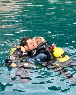 Álex Adróver Instagram - 🌍 El mar es tan protagonista en nuestras vidas que hasta la pedida de mano fue bajo el mar a 18m de profundidad 🌊 (➡️ en la última foto lo podéis ver)

👏🏻 Ayer, @elle_spain celebró por 2°año
los #ELLEecoAwards un encuentro súper inspirador, donde pudimos ver el vaso medio lleno por el futuro de nuestra madre tierra y donde se alzó la voz de la ECOesperanza que nace de  las ganas de contribuir desde las acciones 🔊♻️💪🏻

🙏🏻 GRACIAS @benedettaelle y todo el equipo de ELLE, por estos premios hechos con tanto mimo, respeto y compromiso y GRACIAS a tod@s los premiad@s por ser esos “rebeldes con causa” que siguen cultivando pasito a pasito la semilla del cambio 🌍 
🌱👣👏🏻

👗 @pronovias @verawangbride @replicacomunicacion 
👠 @stevemaddenesp @galleryroomc 
💄@diorbeauty @joelbittencourt 
💎 @swarovski @piazzacom 
👔 @fyordofficial 

#DiamundialDelosoceanos #DiorBeauty 
#Eco #Reciclaje #Sostenibilidad #MedioAmbiente