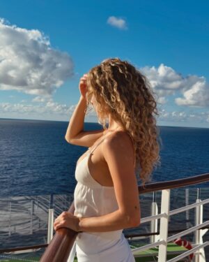 Alex-Anne Aubé-Kubel Instagram - Dire que ça fait plus de 5 ans que j’habite en mer.⚓️🌊❤️

#lifeatsea #shiplife #royalcaribbean #utopia #travel #travelphotography #shiplife #cruiseship
