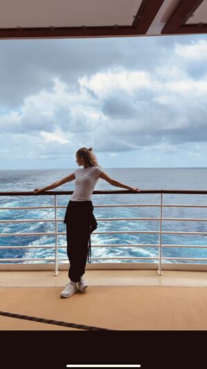 Alex-Anne Aubé-Kubel Instagram - Petit recap de notre dernière semaine de notre traversée vers les États-Unis. 🌊🇺🇸

#traversé #shiplife #seaday #royalcaribbean #utopia #proiceakaters #trendingreels #travelvlog #vlog #weekinmylife #atlanticocean #travelgram #travel #travelblogger