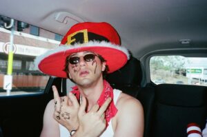 Alex Fitzalan Instagram - happy new year everyone! Hope 2020 brings you joy and many opportunities to do what you love. #nye #feelinghopeful