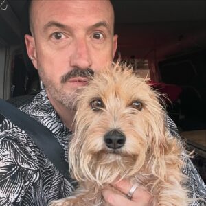 Álex O'Dogherty Instagram - Aquí alguien se ha ganado unas vacaciones. Nos vamos de nuevo con la Furgo. Esta vez Sur de Italia. Nos montamos en el Ferry que nos dejará en Civitavecchia y de ahí iremos bajando. Quiero ver Nápoles, Pompeya y Galipolli, que dicen que se parece mucho a Cádiz. A parte de eso, nos dejamos aconsejar…