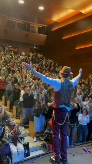 Álex O'Dogherty Instagram - Insisto: para mí no está dado por hecho llenar los teatros. Por eso lo que está pasando con este espectáculo es algo alucinante. 

Jamás había vivido una gira en solitario como esta, con estos llenos en sitios tan variopintos donde nunca había actuado. Y llevo 8 años sin salir en la TV… 

Esto responde a varios factores: por un lado, el show no está malote… por otro, y más importante, tengo la suerte de estar rodeado del mejor equipo que se puede tener @delvalraquel @nachoprado_fly @raffologia @carla.dejorge y por supuesto, todo el equipazo de @mpcmanagement que me han dado la vida. 

Ahora estoy cada vez más cerca de ser lo que quiero ser. Y es gracias a ellos, y a todos vosotros, que venís al teatro, a veces sin saber lo que os vais a encontrar, y lo disfrutáis y lo recomendáis. GRACIAS. SEGUIMOS.