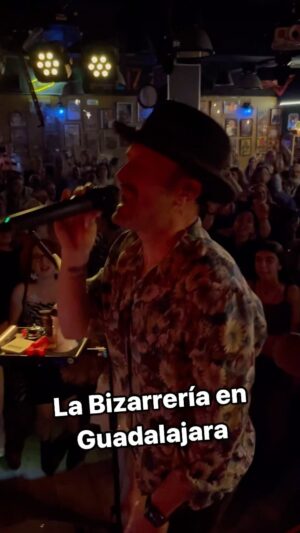 Álex O'Dogherty Instagram - Tocar para gente que no conoce tus canciones es un reto. Pero ya estamos acostumbrados. Lo realmente increíble es que siempre todos los conciertos acaben así. Casa día estoy más orgulloso de esta banda y de lo que consiguen estas canciones, que la industria no permite que lleguen a vuestras casas, pero que ya os las llevamos nosotros a vuestros pueblos. Si algún día ves que tocamos, no tengas prejuicios tontos y ven, que te lo vas a pasar así de bien. Muchísimas gracias a todos los que anoche llenasteis la @monkey.man.guadalajara porque nos disteis la vida. ¡Volveremos!