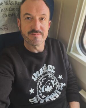 Álex O'Dogherty Instagram - Me hace especial ilusión llevar mi IMBÉCIL a DONOSTI. Y más sabiendo que ya está casi lleno. Es la primera vez que voy con uno de mis espectáculos. Y aún recuerdo cuando llegué por primera vez en Septiembre del 2000 a presentar El Factor Pilgrim en el Festival de Cine. No. No soy lo que soñaba que sería en aquellos días. Lo que soy, me gusta más. ¡Os espero esta noche con muchas ganas!!!
