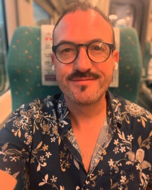 Álex O'Dogherty Instagram - La carita que se nos pone cuando vamos pa la Islaaaaaaaaaaa. Este domingo nos vemos en la feria del libro de Cádiz. Y este finde por las calles y las playas. Nos lo hemos ganado. ¿A quien veo por allí?