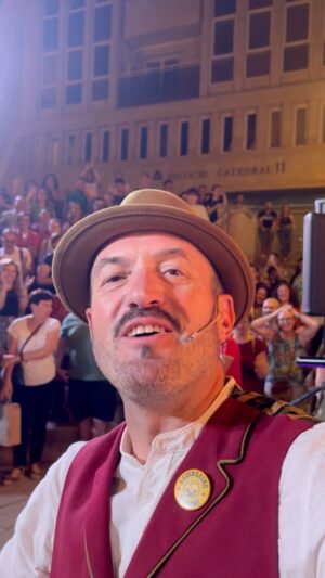 Álex O'Dogherty Instagram - Aquí un resumencito de mi IMBÉCIL en Albacete. Yo, en realidad, soy un artista de calle. Y anoche, lo gocé de lo lindo. GRACIAS ALBACETE!!!!
