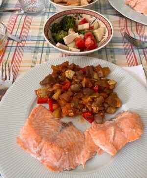 Álex O'Dogherty Instagram - Salmón con pisto y ensalada de brócoli. Pido perdón a los defensores del Salmón, a los haters del brócoli y a los adoradores del pisto en libertad. Pero esto es lo que ha hecho hoy mi mamá. Que paséis un buen sábado.