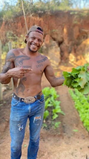 Alex Oliveira Instagram - Bom dia 
Já colhendo para o almoço!!!
#oesportepodemudarvidas