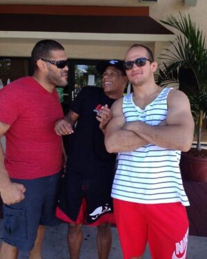 Alex Oliveira Instagram - O dia que fiquei pequeno kkkkkkkk.
Abraço feras brabas @juniorcigano  e @bigfootsilva !!
#oesportepodemudarvidas