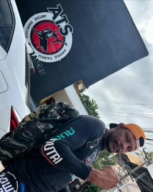 Alex Oliveira Instagram - Bom dia povão!!!
Bora  começar o trabalho, o segunda feira boa!!
#oesportepodemudarvidas
