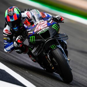 Álex Rins Instagram - The team worked very hard today and at the end of the practice I felt that we were competitive, but I’m riding under so much pain because of the injury. We will spend the afternoon at the physio doing recovery and we will assess my condition for tomorrow. 

#BritishGP #MotoGP #42ins #Yamaha