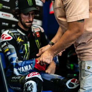 Álex Rins Instagram - The team worked very hard today and at the end of the practice I felt that we were competitive, but I’m riding under so much pain because of the injury. We will spend the afternoon at the physio doing recovery and we will assess my condition for tomorrow. 

#BritishGP #MotoGP #42ins #Yamaha